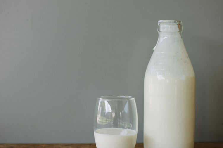 Le kéfir est une boisson saine qui devrait être incluse dans l'alimentation quotidienne.