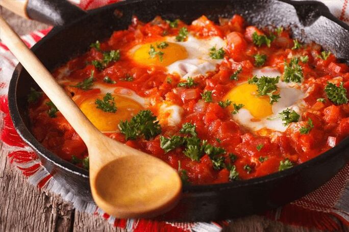 Oeufs brouillés aux tomates et poivrons