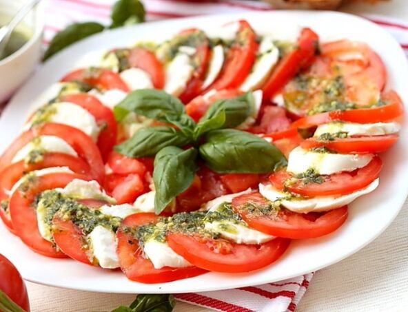 Caprese est un excellent apéritif pour toute personne suivant un régime méditerranéen.
