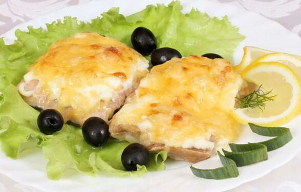 Le poisson au four avec du fromage est un plat savoureux et sain au menu du régime méditerranéen.