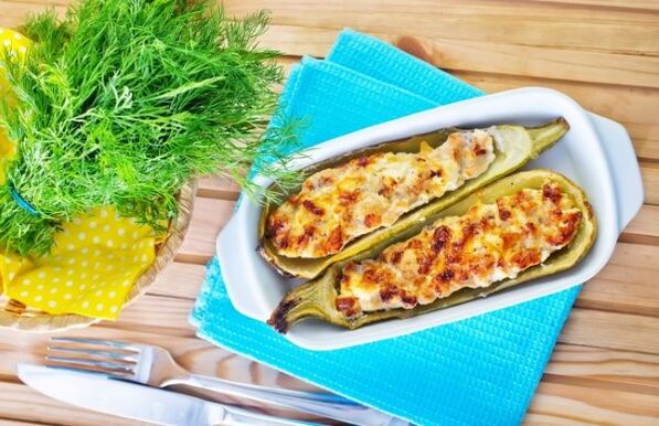 Le régime méditerranéen est riche en plats de légumes, comme les courgettes à la feta