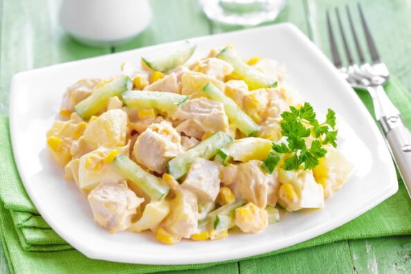 Salade d'été – un plat léger et insolite au menu du régime méditerranéen
