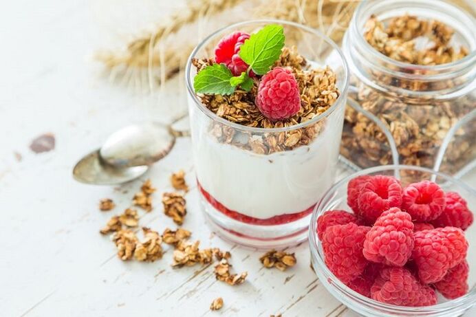 Yaourt aux framboises et muesli pour perdre du poids