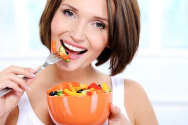 La fille perdra du poids avec une bonne nutrition