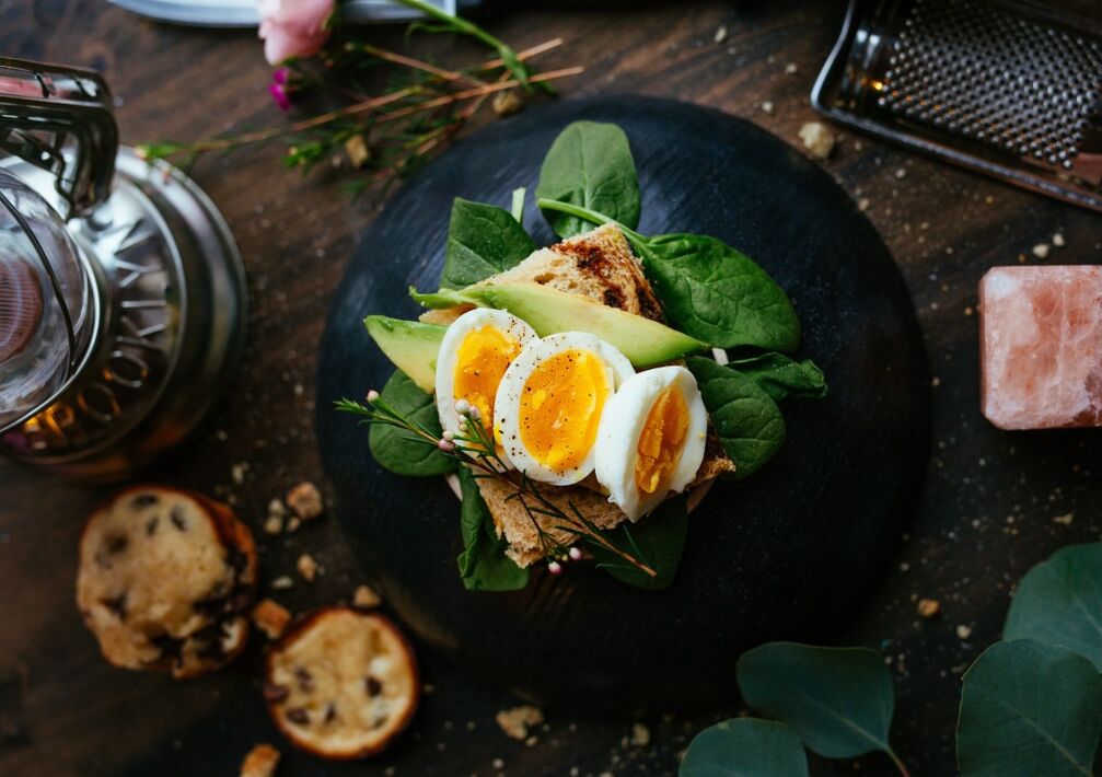 Sandwich avec oeuf et avocat pour pancréatite